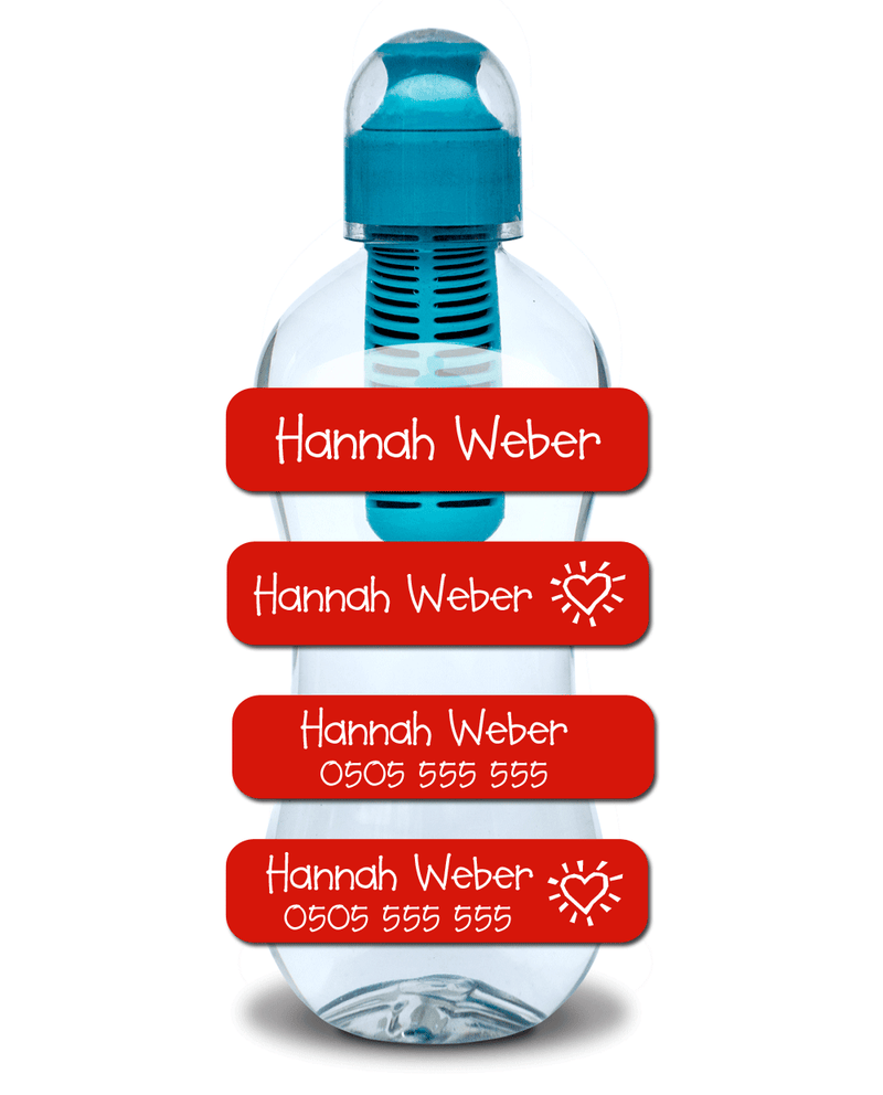 Transparente Trinkflasche mit einem blauen Wasserfilter. Auf der Flasche befinden sich 4 rote Aufkleber, in der Schriftart Child Print und dem Namen von Hannah Weber. Der obere Aufkleber ist nur mit dem Namen beschriftet, der Aufkleber darunter mit dem Namen und einem Herz als Motiv. Der Aufkleber darunter ist mit dem Namen und einer Telefonnummer beschriftet. Der unterste Aufkleber ist versehen mit dem Namen, das Herz als Motiv und zusätzlich einer Telefonnummer. Der Hintergrund ist weiß.