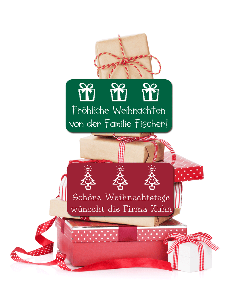 Ein Stapel mit sechs eingepackten Weihnachtsgeschenken, alle mit rot weißem Geschenkband versehen auf weißem Hintergrund. Im Vordergrund sind zwei rechteckige Weihnachtsgeschenkaufkleber zu sehen. Der obere ist dukelgrün, hat als Motiv drei Weihnachtsgeschenke abgebildet und einen Weihnachtsgruß der Familie Fischer. Der untere Weihnachtgeschenkaufkleber ist rot, bedruckt mit drei Tannenbäumen und einen Weihnachtsgruß der Firma Kuhn.