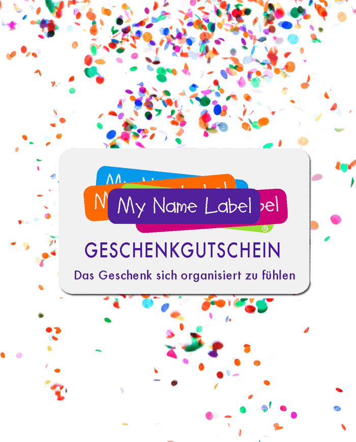 Weiße rechteckige Karte mit mehrfarbigem My Name Label-Logo, beschriftet mit lila farbigen Text "Geschenkgutschein" und darunter "Das Geschenk sich organisiert zu fühlen". Der Hintergrund ist weiß mit mehrfarbigem Konfetti.