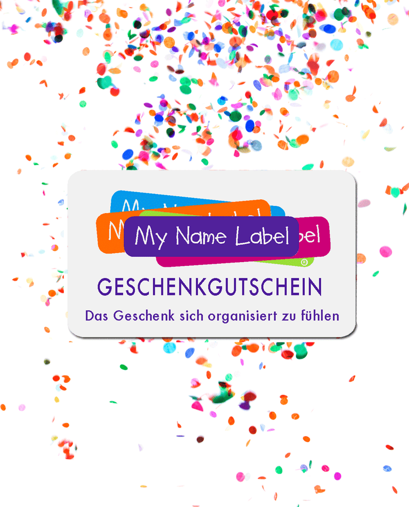 Weiße rechteckige Karte mit mehrfarbigem My Name Label-Logo, beschriftet mit lila farbigen Text "Geschenkgutschein" und darunter "Das Geschenk sich organisiert zu fühlen". Der Hintergrund ist weiß mit mehrfarbigem Konfetti.