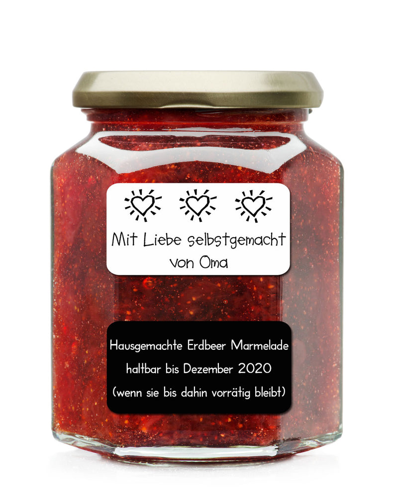 Ein Einmachglas mit roter Marmelade, verschlossen mit einem silbernen Deckel. Zwei große Jumbo Namensaufkleber kleben am Glas. Der obere Aufkleber ist weiß mit schwarzer Schriftart Child Print, verziert mit drei Herzen und der Text lautet: Mit Liebe selbsgemacht, von Oma. Der untere Aufkleber ist schwarz, mit weißem Text in der Schriftart School Print. Der Text lautet: Hausgemachte Erdbeer Marmelade haltbar bis Dezember 2020 (wenn sie bis dahin vorrätig ist). Der Hintergrund ist schlicht weiß.