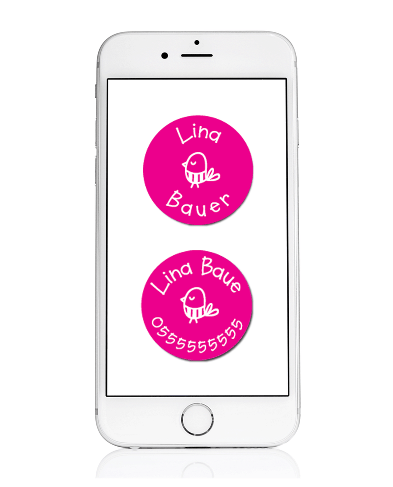 Ein weißes Smartphone auf weißem Hintergrund. Auf dem weißen Display des Mobiltelefons kleben zwei pinkfarbene runde Namensaufkleber. Auf den Aufklebern ist jeweils in der Mitte das Motiv eines Vogels abgebildet. Der Name Lina Bauer ist in unterschiedlichen Designs zu sehen. Auf dem oberen Aufkleber ist Lina über dem Vogel und darunter der Nachname Bauer zu sehen. auf dem unteren Aufkleber ist über dem Vogel Lina Bauer und darunter eine Telefonnummer 0555555555 zu sehen.