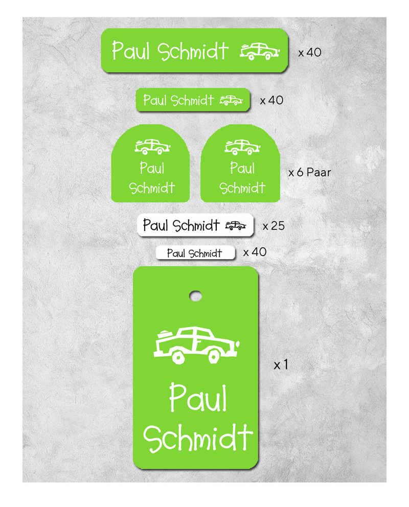 Eine Kombination aus großen, kleinen, mini, Schuhaufklebern und einem Taschenanhänger in limettengrün. Außerdem jeweils eine Vorschau von weißen Bügeletiketten in Normal- und Minigröße. Alle  Etiketten sind beschriftet für einen Kunden namens Paul Schmidt, in der Schriftart Child Print mit einem Auto als Motiv. Alle Etiketten befinden sich auf einem hellgrauen Hintergrund.