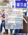 Braunhaariger Mann mit Jeans und weißem Oberteil, geht neben einem kleinen dunkelblonden Kind in die Hocke und hat 3 Reisepässe in der Hand. Das Kind trägt Jeans und ein blau rosa gestreiftes Kurzarmhemd und sitzt auf dem Oberschenkel des Mannes. Neben dem Mann steht ein weiteres kleines blondes Kind, das sich an einen braunen Rollkoffer lehnt. Dieses Kind trägt auch Jeans und ein grün grau gestreiftes Hemd. Der Hintergrund ist verschwommen, zeigt aber die Abflughalle eines Flughafen.