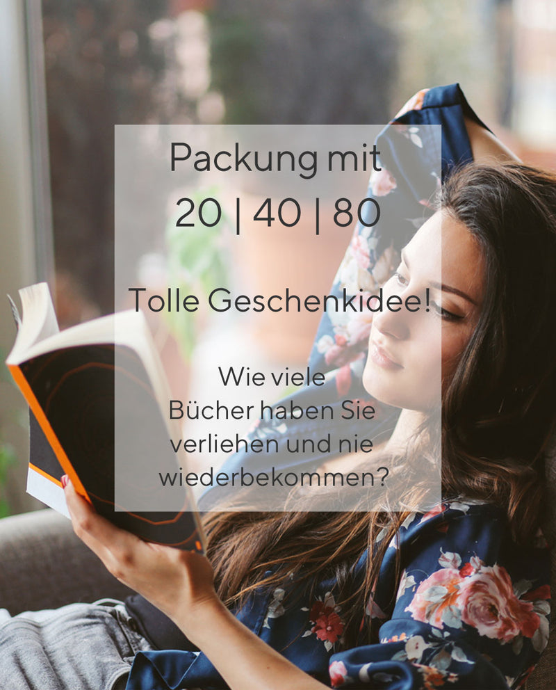 Ein Stapel von neun weißen Büchern mit drei dunkelblauen Buchaufklebern auf einigen der Buchrücken. Die Schriftart ist Clear and Simple, mit den Kontaktdaten einer Kundin namens Christina Weber in verschiedenen Formaten.