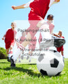 Sechs Kinder, Mädchen und Jungs, alle in rot/weißen Trikots, roten Sporthosen und weißen Stutzen, spielen in einem Park Fußball. Alle laufen einem Fußball hinterher. Ein Kind führt den Ball mit der Sohle eines Fußballschuhs mit sich. In der Mitte ist ein durchsichtiges Quadrat, mit dem Text "Packung enthällt- 16 Aufkleber (8 Paar) + 16 transparente Schutzfolien", zu sehen.