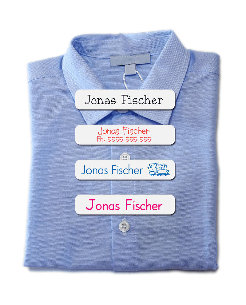 Blaues Oberhemd auf weißem Hintergrund mit vier verschiedenen Designs von Bügeletiketten für einen Kunden namens Jonas Fisher. Die weißen Aufbügeletiketten haben Beispiele für schwarze, rote, blaue und pinkfarbener Schriftarten und verschiedenen Layoutmöglichkeiten.