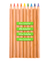 Neun hölzerne angespitzte Buntstifte in verschiedenen Farben auf weißem Hintergrund. In der Mitte sind 4 lime-grüne Mini Namensaufkleber mit dem Namen Mia Schäfer in verschiedenen Schriftarten und weißer Schrift abgebildet.