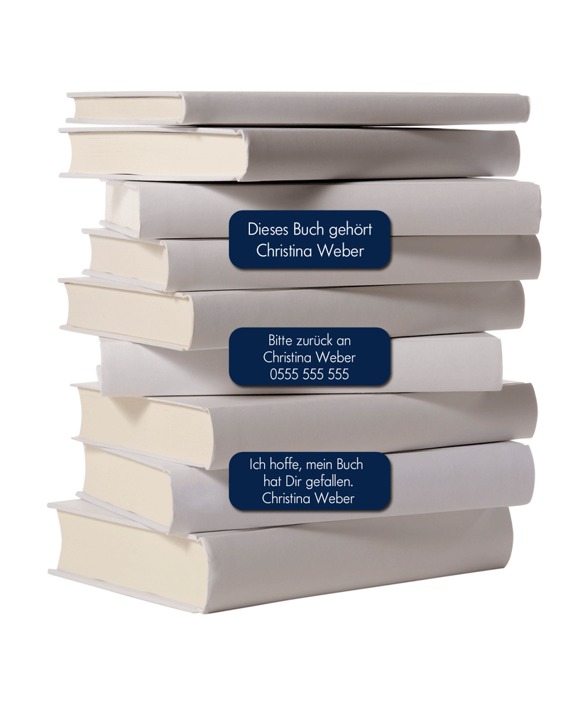 Ein Stapel von neun weißen Büchern mit drei dunkelblauen Buchaufklebern auf einigen der Buchrücken. Die Schriftart ist Clear and Simple, mit den Kontaktdaten einer Kundin namens Christina Weber in verschiedenen Formaten.